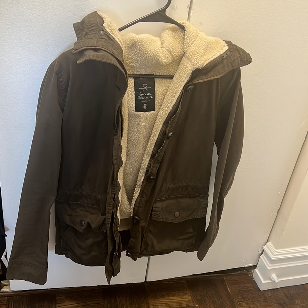 Gap size xs utility jacket. Sherpa lining is removable.